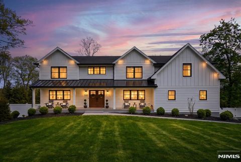 Photo of 101 Tam O Shanter Drive, Mahwah, NJ 07430 (MLS # 26016010)