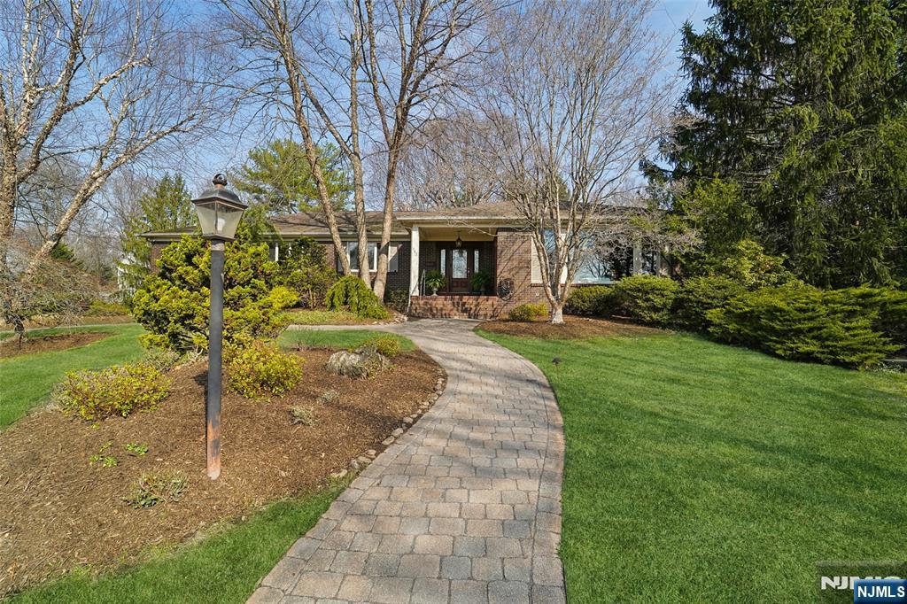 Property for Sale at 683 Briarwood Court, Oradell, New Jersey - Bedrooms: 4 
Bathrooms: 4 
Rooms: 11  - $1,275,000