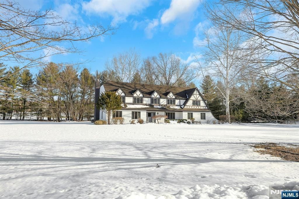 Photo of 14 Washington Lane, Mahwah, NJ 07430 (MLS # 26006558)