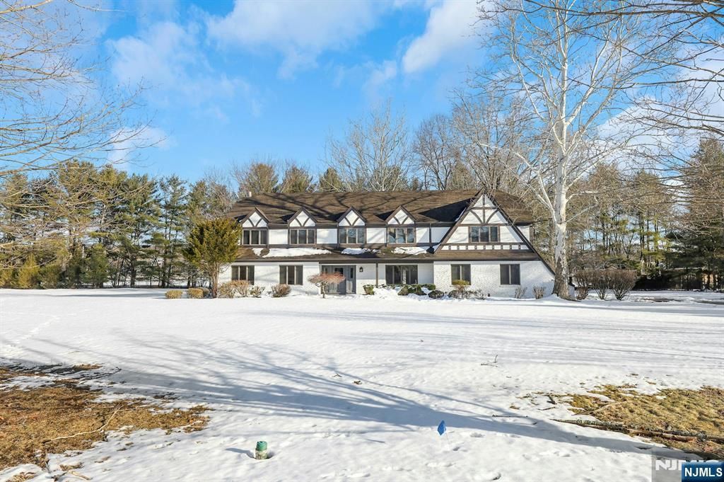Photo of 14 Washington Lane, Mahwah, NJ 07430 (MLS # 26006558)