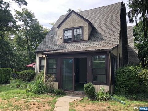 Photo of 115 Degroff Pl, Park Ridge, NJ 07656 (MLS # 25040901)