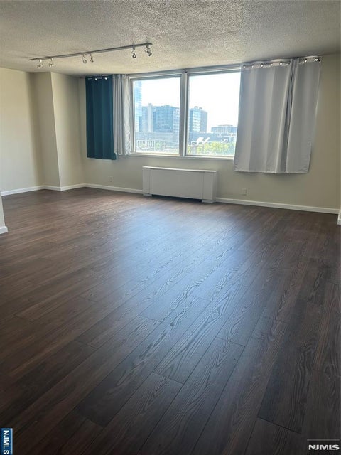 Photo of 201 N Bridge PLZ #5e, Fort Lee, NJ 07024 (MLS # 26022277)