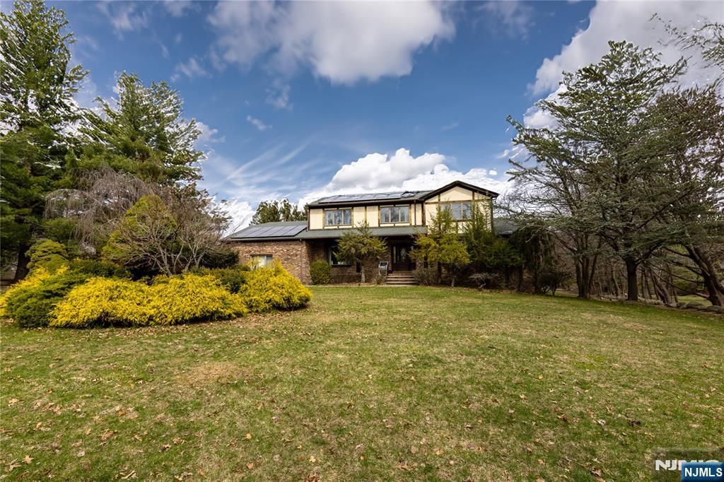 Photo of 81 Crescent Avenue, Mahwah, NJ 07430 (MLS # 26008791)