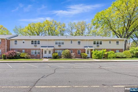 Photo of 4 Lakeview Ave #4D, Leonia, NJ 07605 (MLS # 26015316)