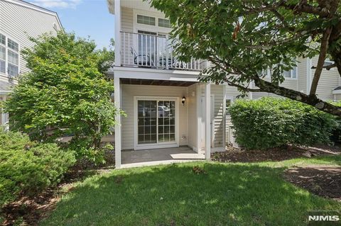 Photo of 1116 Hyde Park Court, Mahwah, NJ 07430 (MLS # 26022426)