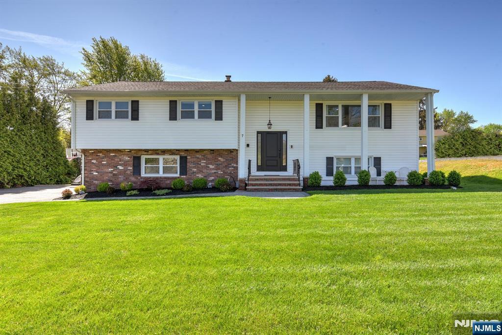 Property for Sale at 7 King Court, Wayne, New Jersey - Bedrooms: 5 
Bathrooms: 3 
Rooms: 10  - $899,900