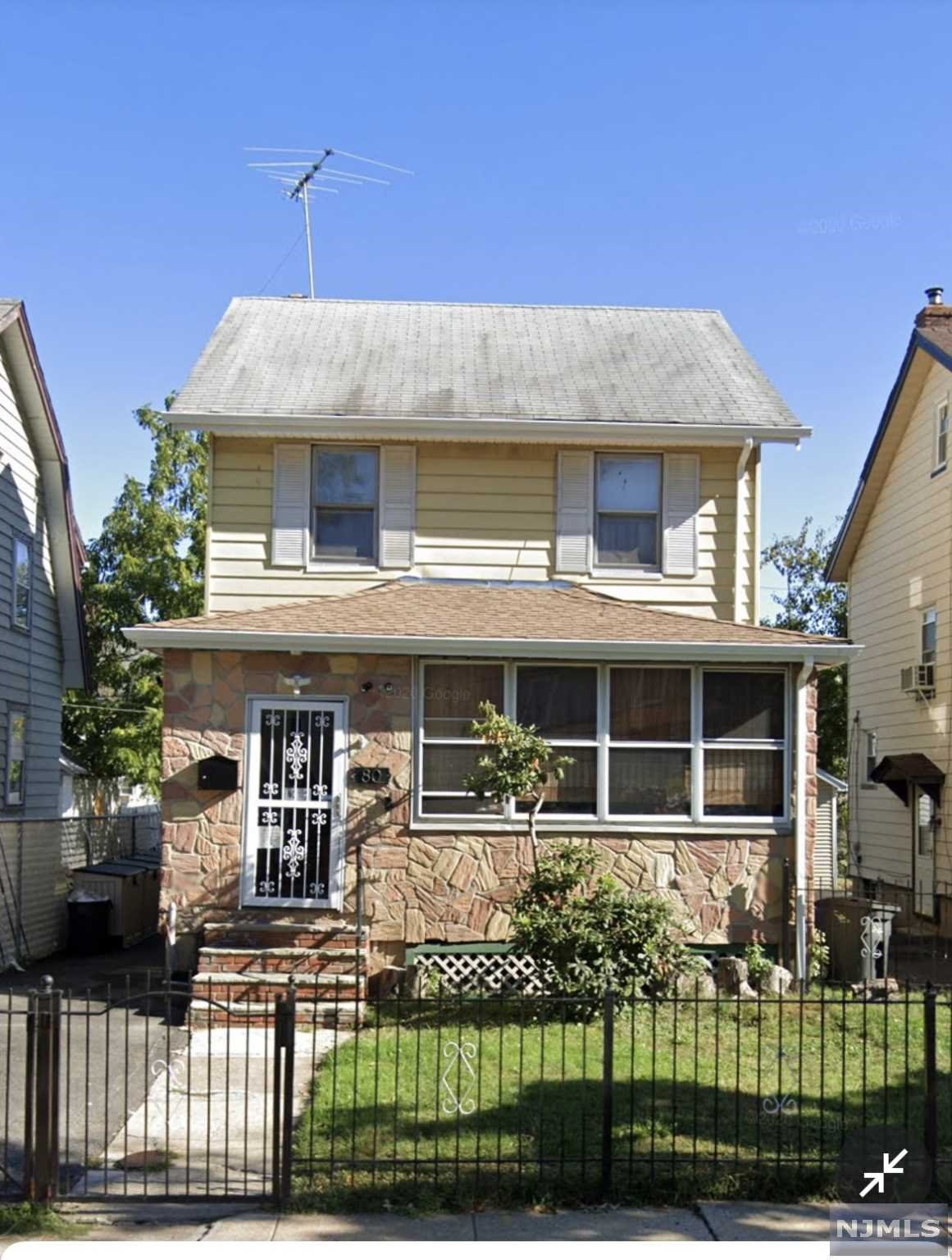 Main image without alt text