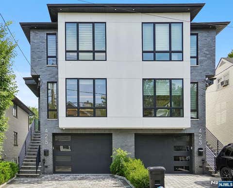 Photo of 425 Grandview, Fort Lee, NJ 07024 (MLS # 26031032)