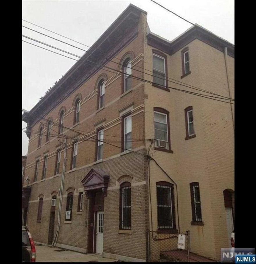 Excellent Location! 2 Bedroom condo in a 3 floor walkup with high ceilings. Unit is on the top floor so no neighbors above! this unit has a large eat in kitchen with stainless steal appliances. Railroad style unit close to park, public transportation, shopping and restaurants.