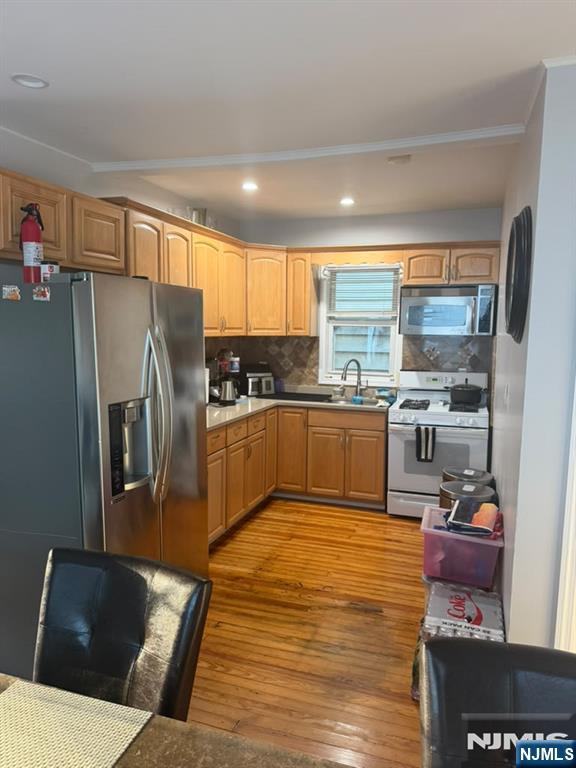395 River Drive