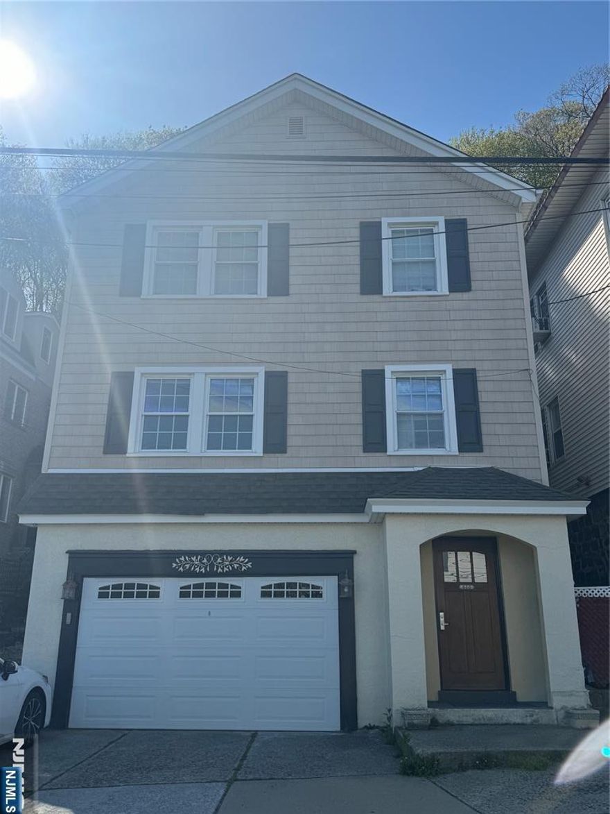 READY TO MOVE IN RENOVATED UNIT WITH OPEN LAYOUT FLOOR PLAN. HARDWOOD FLOORS THROUGHOUT. TWO SPACIOUS BEDROOMS AND BATHROOMS. IN UNIT LAUNDRY, HIGH END KITCHEN APPLIANCES, AND ONE GARAGE SPACE. VIEWS OF THE CITY FROM THE BEDROOM AND LARGE OUTDOOR PATIO AREA. GREAT FOR COMMUTERS. ONLY WATER PROVIDED BY LL. *PHOTOS FROM BEFORE CURRENT TENANTS