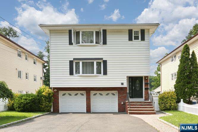 29 Leliarts Ln, Elmwood Park, New Jersey - 4 Bedrooms  
2 Bathrooms  
7 Rooms - 