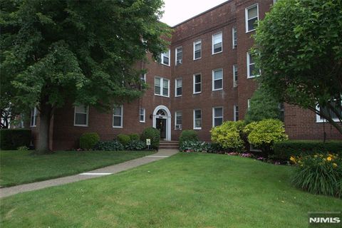 Photo of 975995 Teaneck Rd #1M, Teaneck, NJ 07666 (MLS # 26023064)