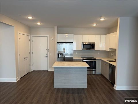Photo of 470 Main St #604, Fort Lee, NJ 07024 (MLS # 26008254)