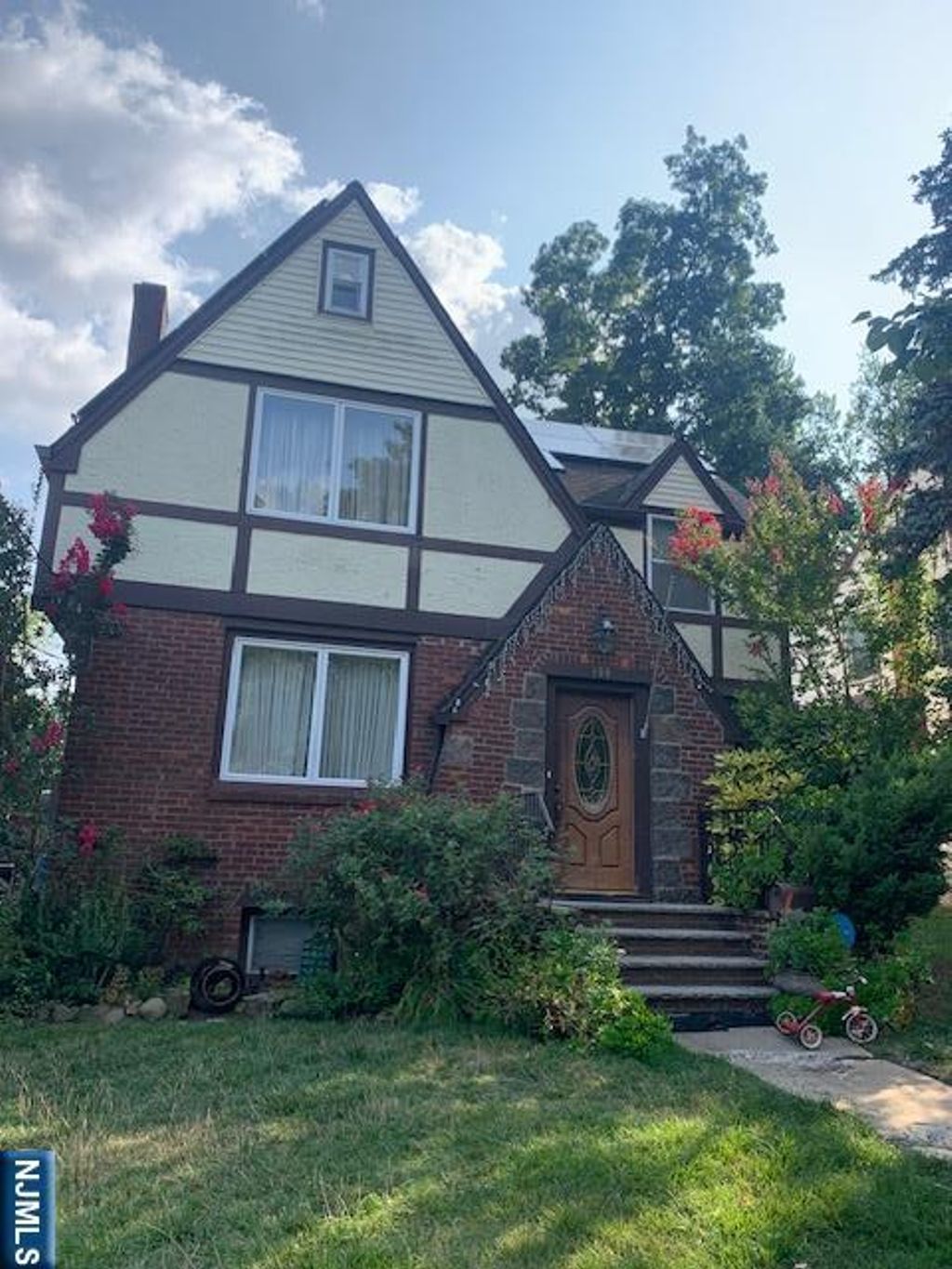 Photo of 166 Herrick Avenue, Teaneck, NJ 07605 (MLS # 25028284)