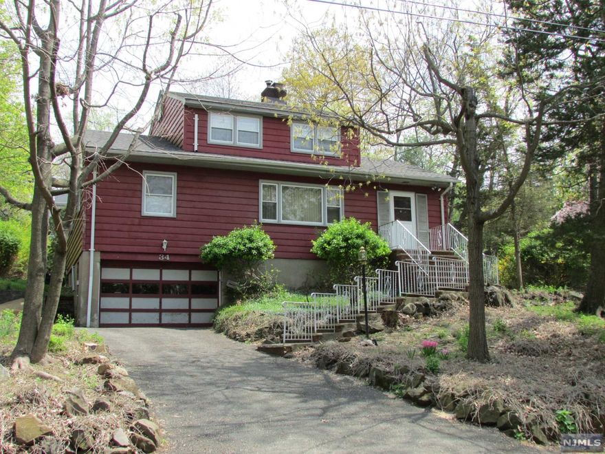 Beautiful Packanack Lake offering tennis, golf and lake. Large 5 bedrooms, 2 full bathrooms with large screened in porch.