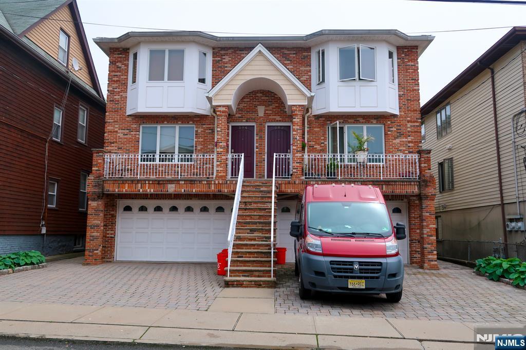 284 John St 2, Cliffside Park, New Jersey - 3 Bedrooms  
3 Bathrooms  
6 Rooms - 