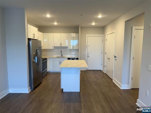 Photo of 1685 Bergen Blvd #607, Fort Lee, NJ 07024 (MLS # 25032758)