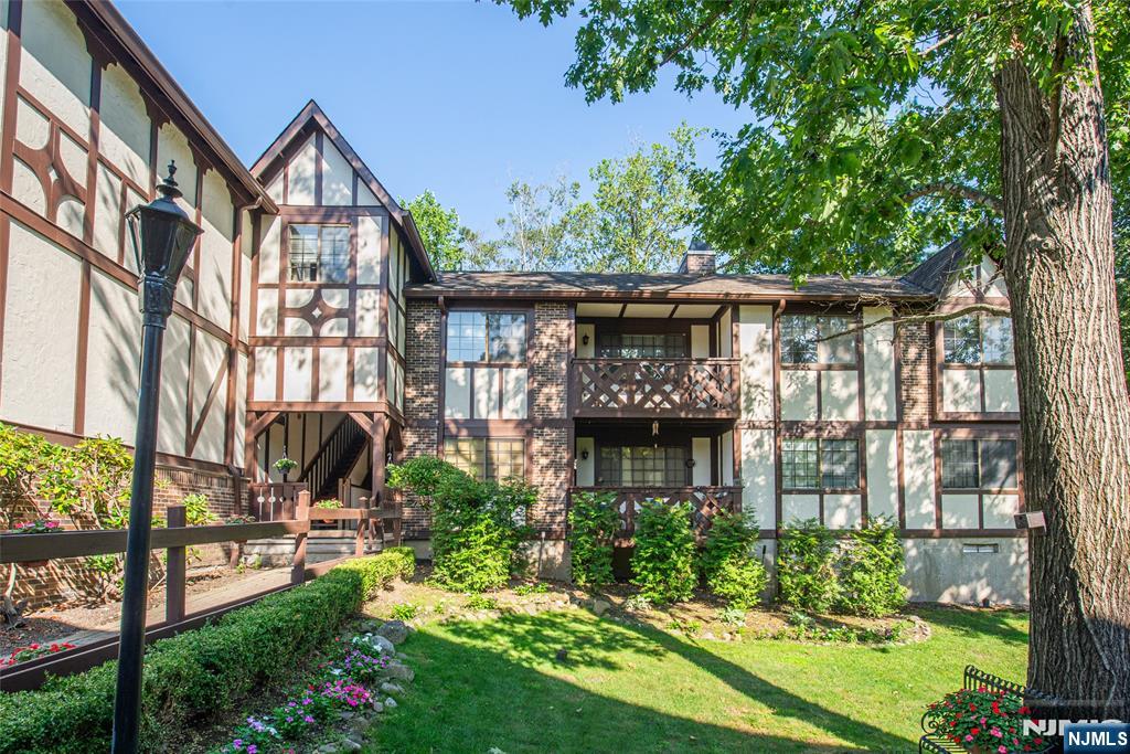 1906 Faulkner Court