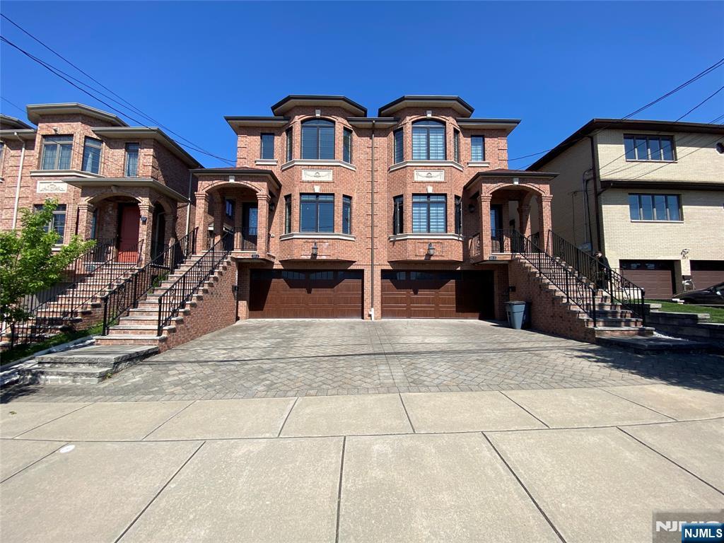 235 Glen Ave, Palisades Park, New Jersey - 3 Bedrooms  
3 Bathrooms  
7 Rooms - 