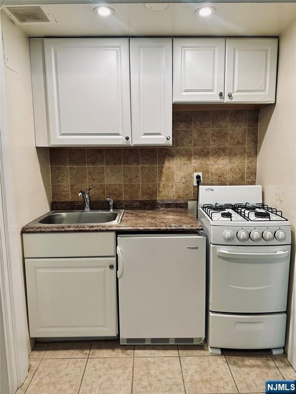 Photo of 3031 Edwin Avenue #5D, Fort Lee, NJ 07024 (MLS # 25034110)