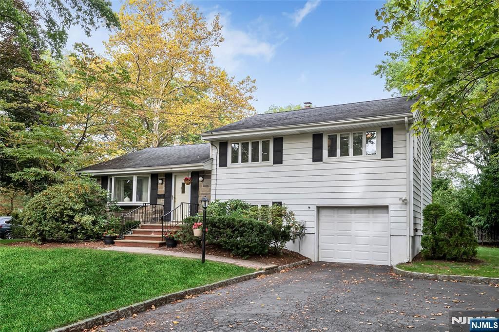 Photo of 15 Linden Road, Ho-Ho-Kus, NJ 07423 (MLS # 25034746)