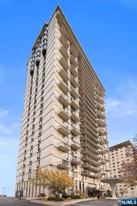 Photo of 160 Overlook Ave #5E2, Hackensack, NJ 07601 (MLS # 26012415)
