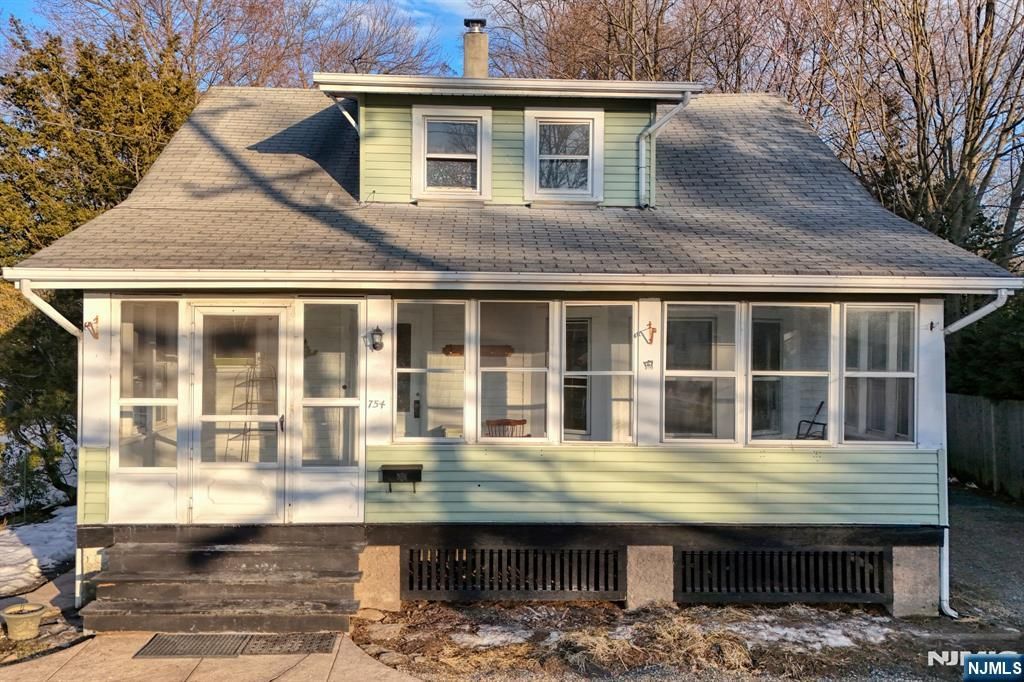 Photo of 754 Wyckoff Avenue, Wyckoff, NJ 07481 (MLS # 26005873)