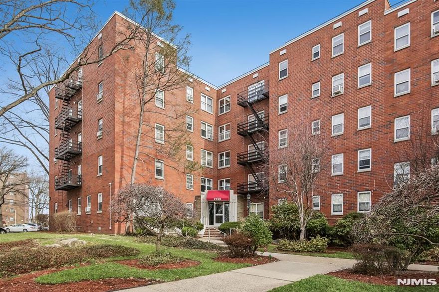 VERY BRIGHT UNIT. HARD WOOD FLOORS THROUGHOUT, WELL MANAGED, VERY CLEAN BUILDING, PARK LIKE SETTING, HEAT, WATER & GARAGE INCLUDED IN HOA. GREAT LOCATION. CLOSE TO ALL (Walking Distance) : EXPRESS BUS TO NYC, H-mart, LINWOOD PLAZA, SCHOOLS, PARKS, RESTAURANTS, AND HOUSE OF WORSHIP.