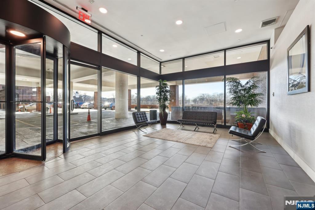 2 Executive Dr 701, Fort Lee, New Jersey - 2 Bedrooms  
2 Bathrooms  
6 Rooms - 