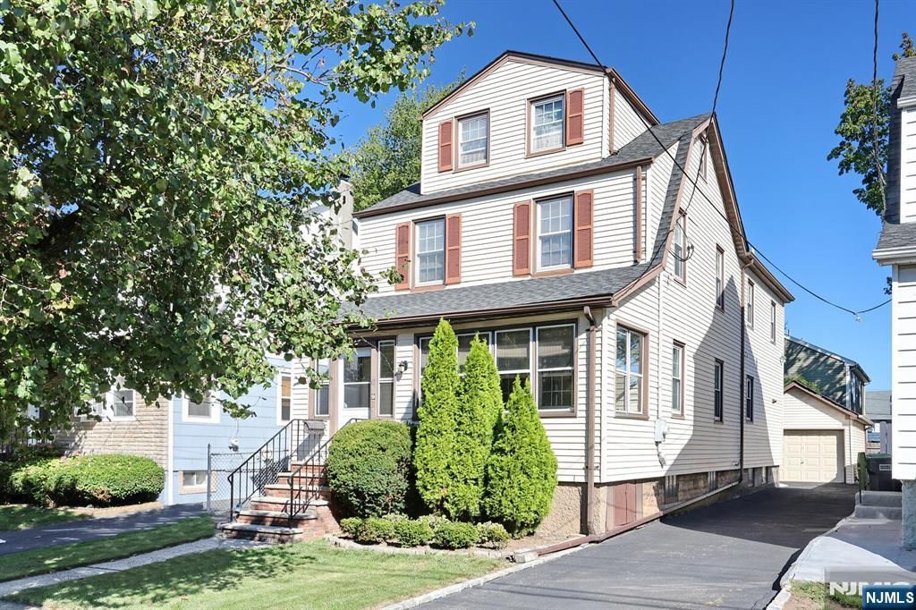 Photo of 9 New York Avenue, Bergenfield, NJ 07621 (MLS # 25033268)