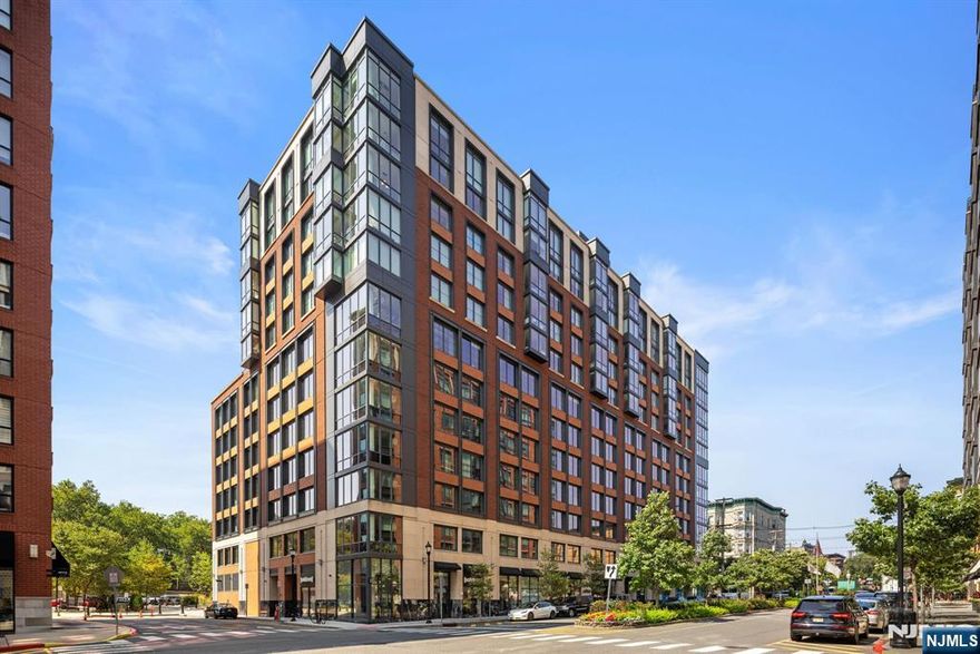 Stunning 1 bed, 1.5 bath home in 1000 Maxwell, Toll Brothers' newest Gold Coast building. Northwest sunset views and partial east NYC/river views provide the open floor plan with sun all day long.