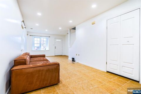 MLS: 25012600