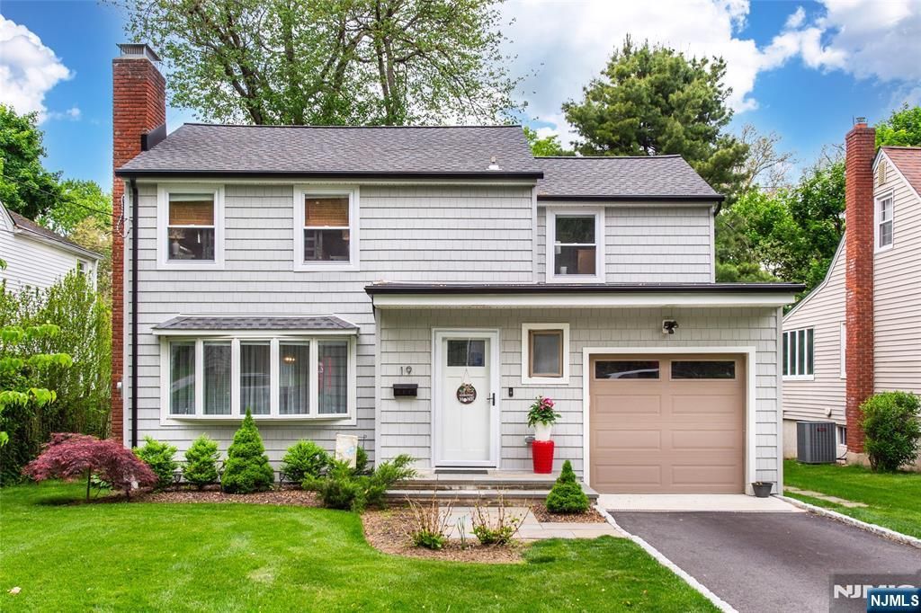 Photo of 19 Plymouth Place, Roseland, NJ 07068 (MLS # 26018313)