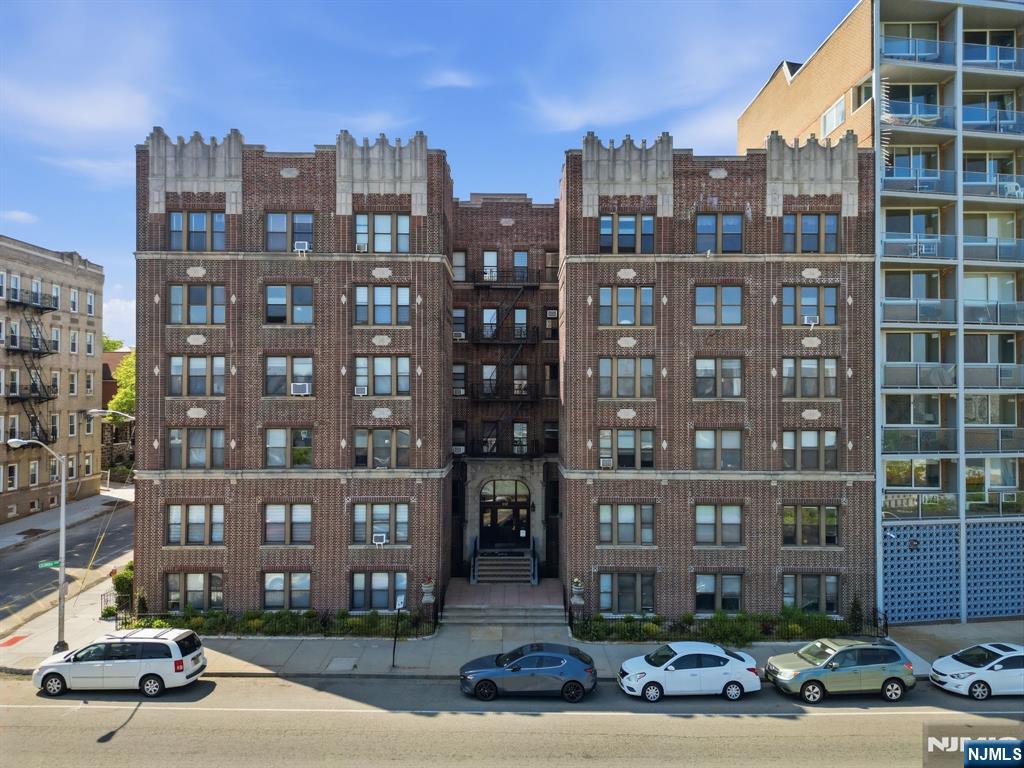 883 E Boulevard 1F