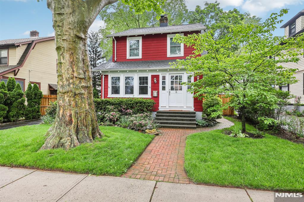 Property for Sale at 5 Laurel Place, Glen Ridge, New Jersey - Bedrooms: 4 
Bathrooms: 3 
Rooms: 13  - $829,900