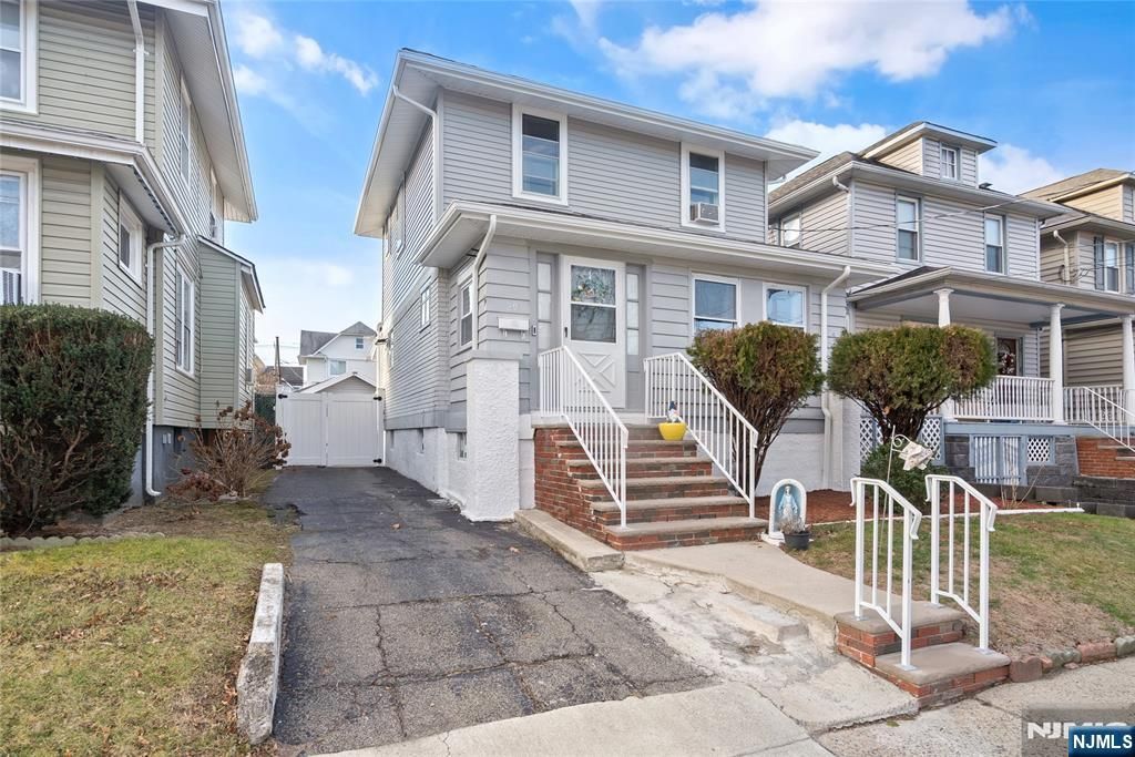 Photo of 29 Gordon Street, Ridgefield Park, NJ 07660 (MLS # 26014157)