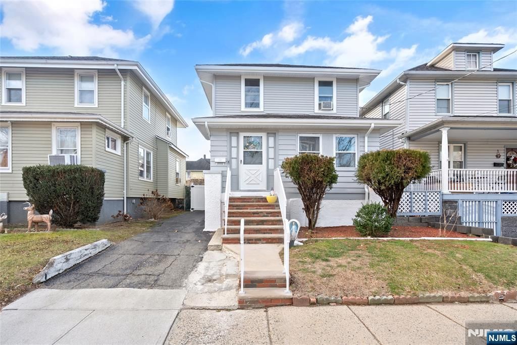 Photo of 29 Gordon Street, Ridgefield Park, NJ 07660 (MLS # 26014157)