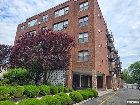 Photo of 275 Hoym Street #5E, Fort Lee, NJ 07024 (MLS # 26021019)