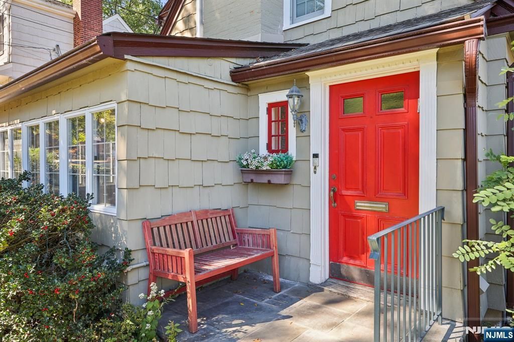 Photo of 33 E Glen Avenue, Ridgewood Village, NJ 07450 (MLS # 25034890)