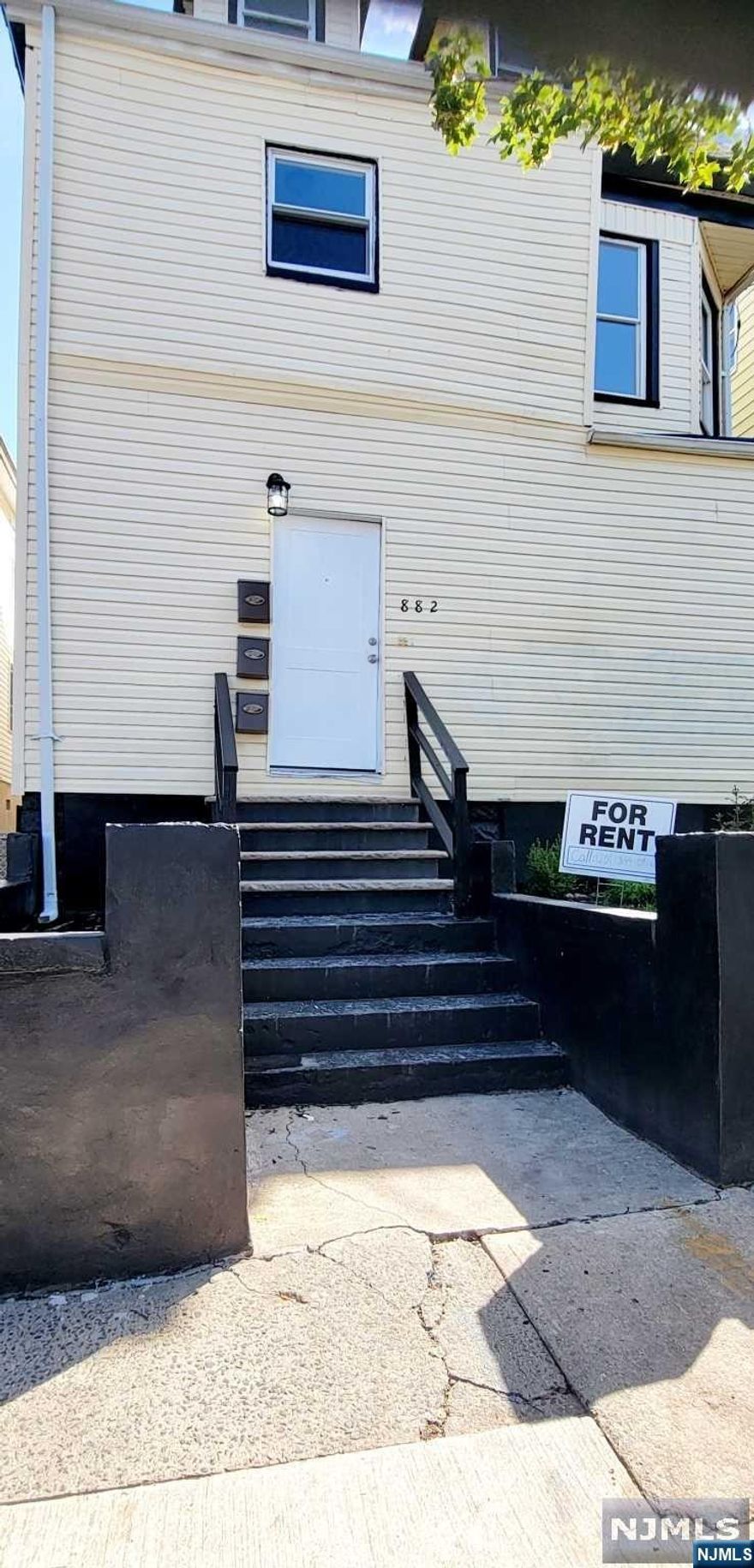 THREE BEDROOM ONE BATHROOM APT IN FIRST FLOOR WITH LAUNDRY IN UNIT.YARD USE. TENANT MUST HAVE GOOD CREDIT AND INCOME.CATS ALLOWED,NO DOGS.TENANT PAYS GAS AND ELECTRIC, TENANT PAYS BROKER FEE.