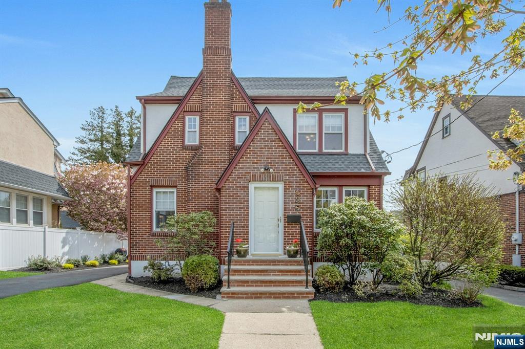 Property for Sale at 425 Mountain View Road, Englewood, New Jersey - Bedrooms: 3 
Bathrooms: 2 
Rooms: 9  - $699,000