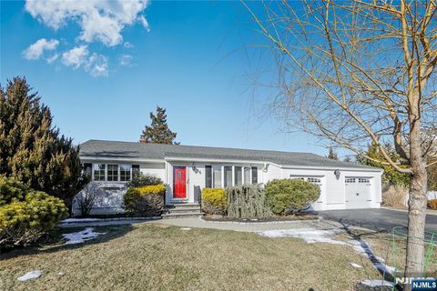 Photo of 16 Glen Pl, Old Tappan, NJ 07675 (MLS # 26019822)