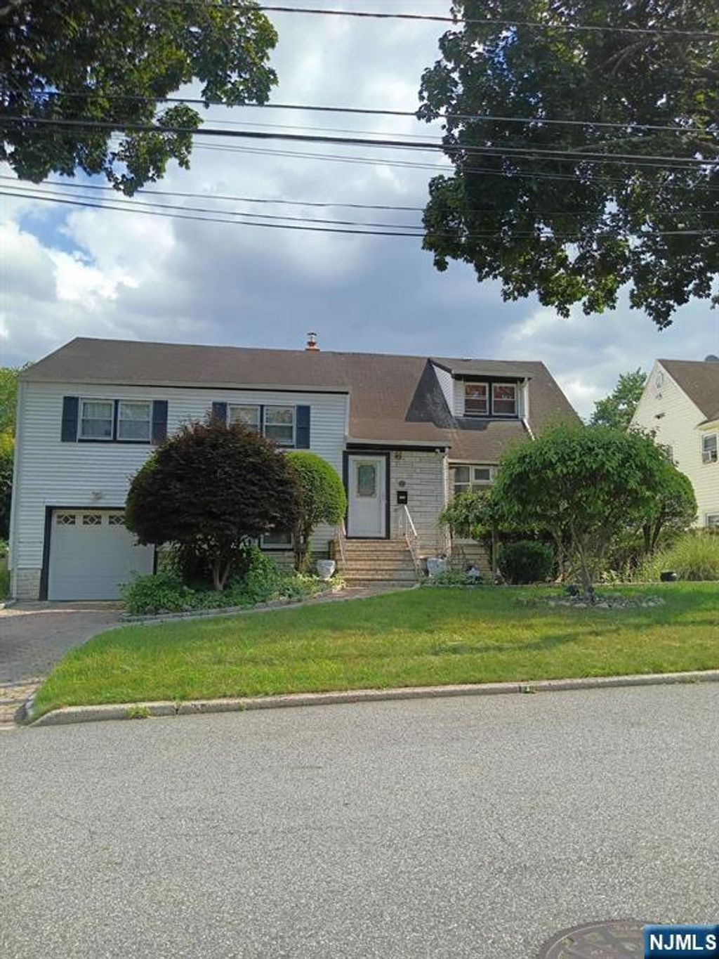 Photo of 194 Voorhees Street, Teaneck, NJ 07666 (MLS # 25025733)