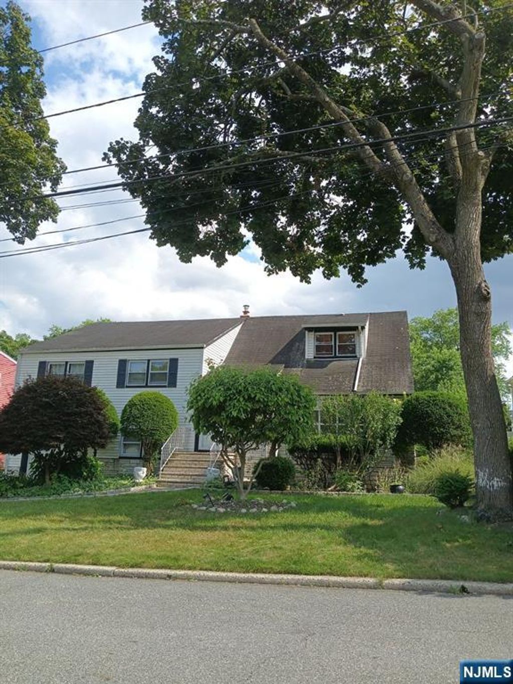 Photo of 194 Voorhees Street, Teaneck, NJ 07666 (MLS # 25025733)