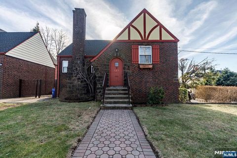 Photo of 820 Elizabeth St, Ridgefield, NJ 07657 (MLS # 26001488)