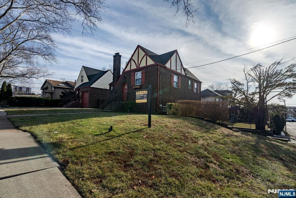 Photo of 820 Elizabeth St, Ridgefield, NJ 07657 (MLS # 26001488)