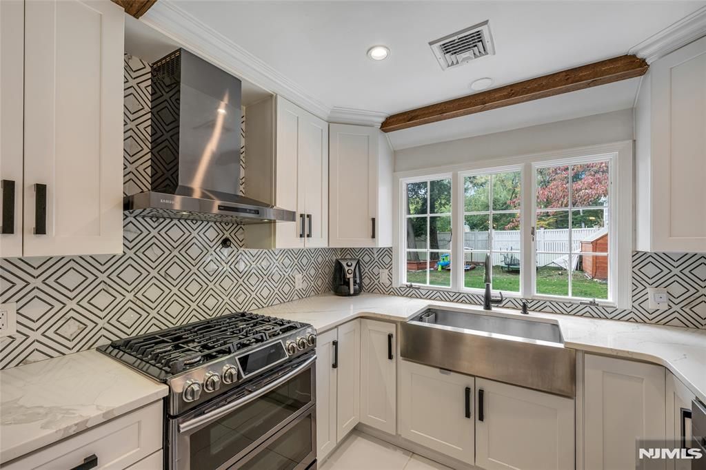 Photo of 17 Holly Drive, Upper Saddle River, NJ 07458 (MLS # 25035783)