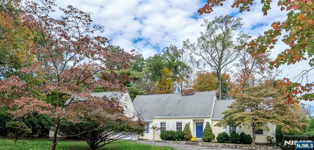 Photo of 17 Holly Drive, Upper Saddle River, NJ 07458 (MLS # 25035783)