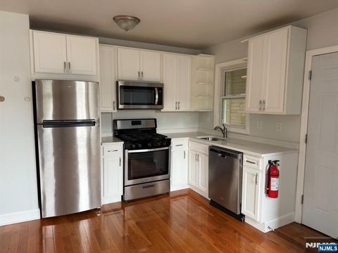 Photo of 25 Pine St #27B, Verona, NJ 07044 (MLS # 26018649)